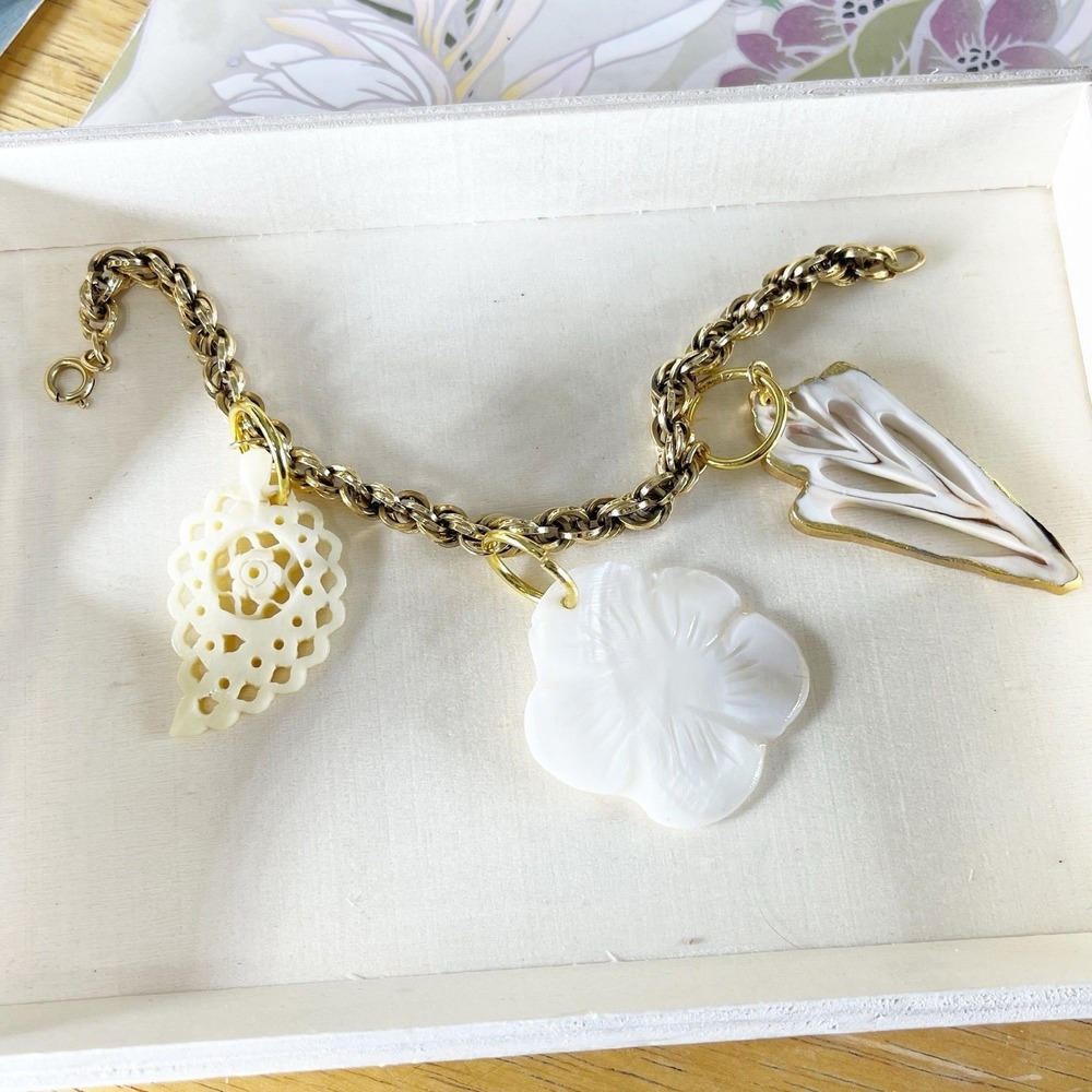 Vintage Gold Tone Rope Chain Charm Bracelet Carved Shell Flower Coastal 7in